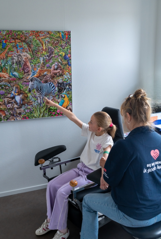 Sophie wordt geprikt in de speciale Kinderkamer terwijl ze afgeleid wordt door een mooie poster