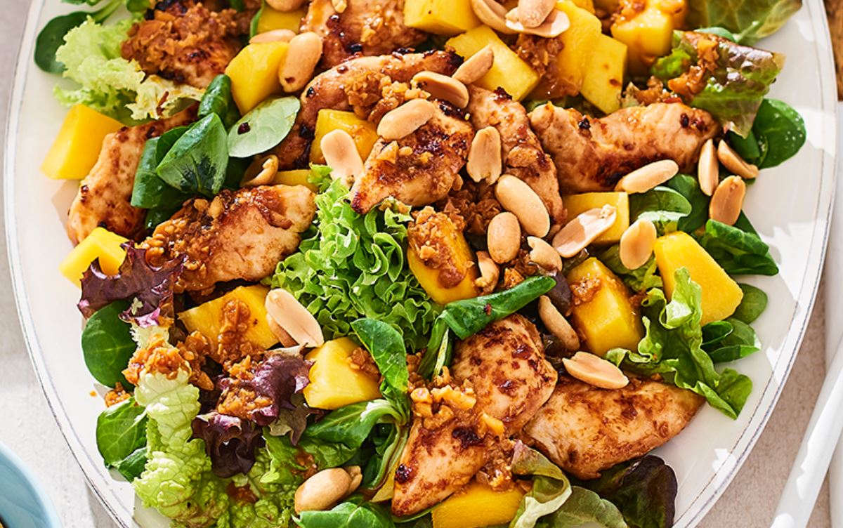 Zomerse salade kip mango pinda's Dirk van den Broek