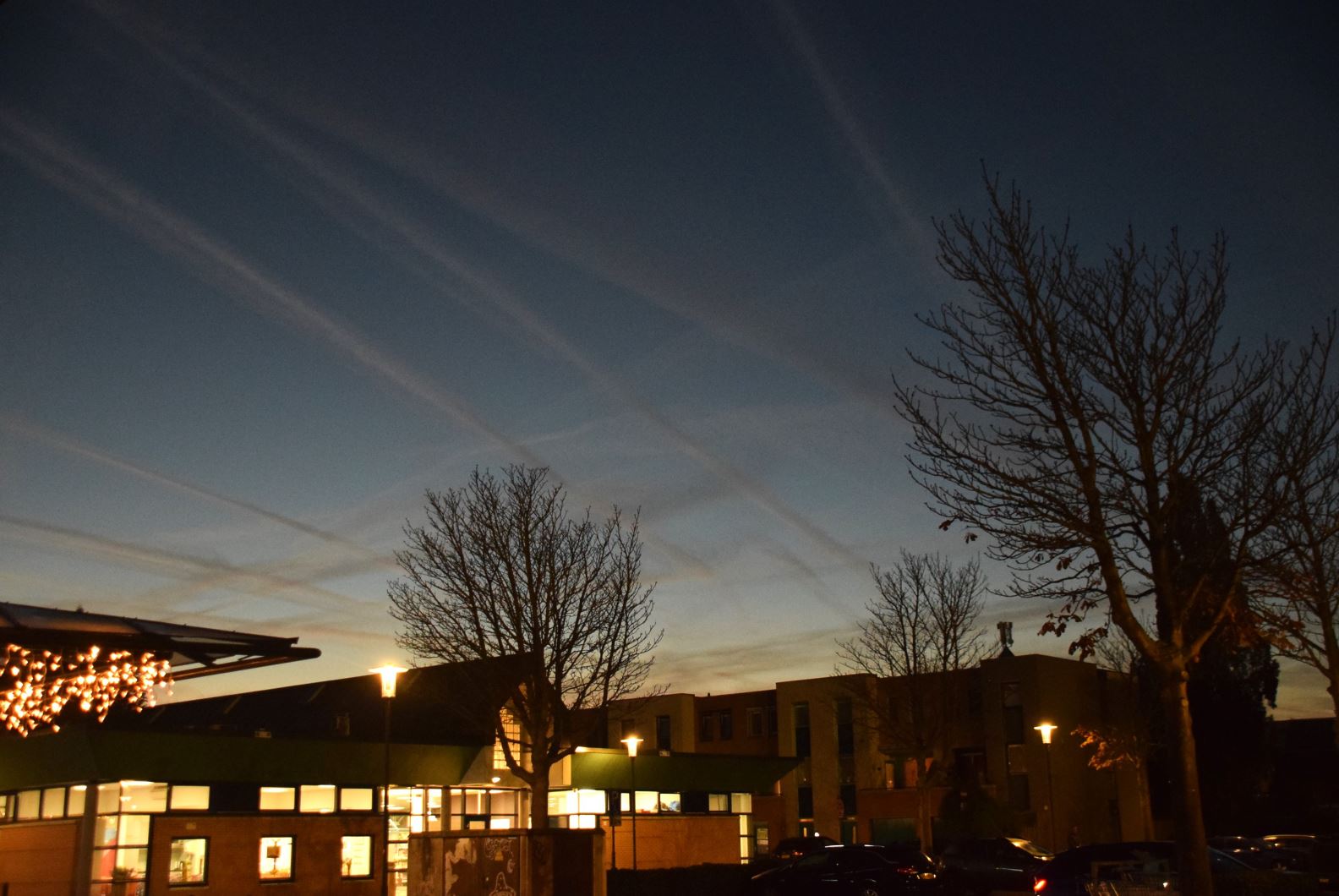 Vliegverkeer boven bibliotheek Noord Haagse Beemden